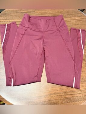 High-Rise Performance Leggings in Berry